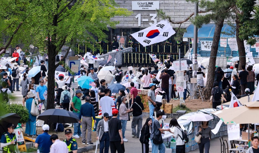 第9回全国同時地方選挙の投票用紙不足事態を糾弾し、再選挙を要求する集会が続く10日、ソウル市松坡区のオリンピック公園ハンドボール競技場の開票所前に市民が集まり、再選挙を求める声を上げている。［ニュース1］