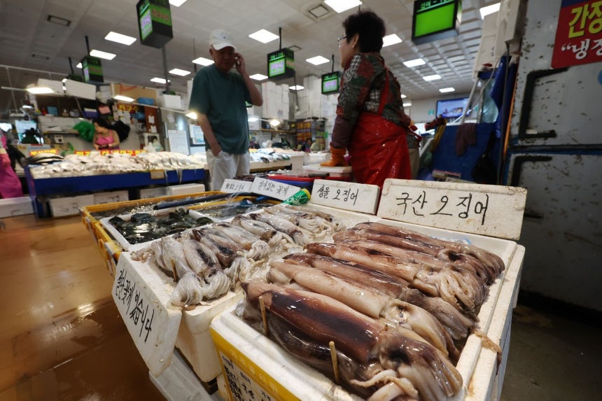 ソウルの鷺梁津水産市場。国産水産物価格が上がっている。［写真 聯合ニュース］