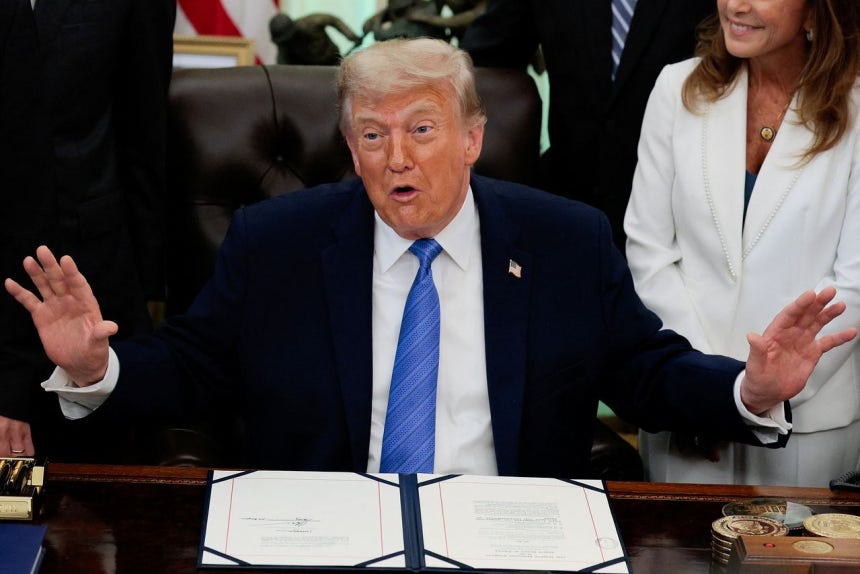 トランプ米大統領が10日（現地時間）、ホワイトハウスで「米国安保法（Secure America Act）」に署名した後、記者らとイラン戦争に関する対話をしている。 ［ロイター＝聯合ニュース］