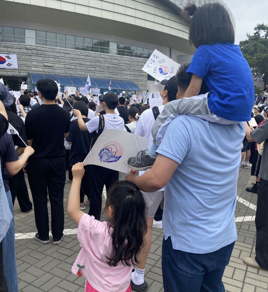 7日午後、チョン・ソンオンさんはソウル市松坡区（ソンパグ）のオリンピック公園で開かれた6・3地方選挙投票用紙不足事態糾弾集会に参加した。キム・チャンヨン記者