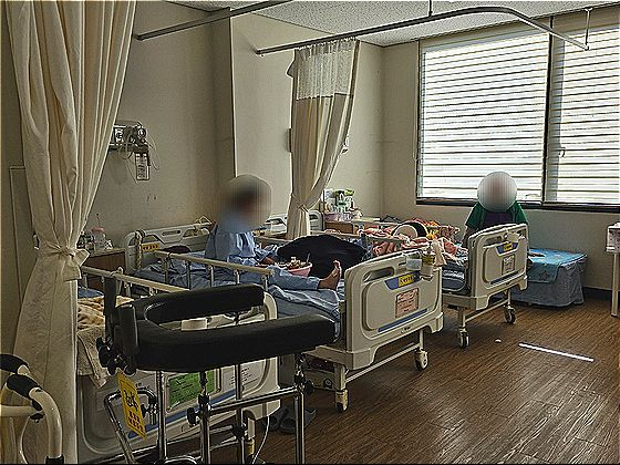 療養病院の病室。※記事内容とは関係ありません。［写真 中央フォト］