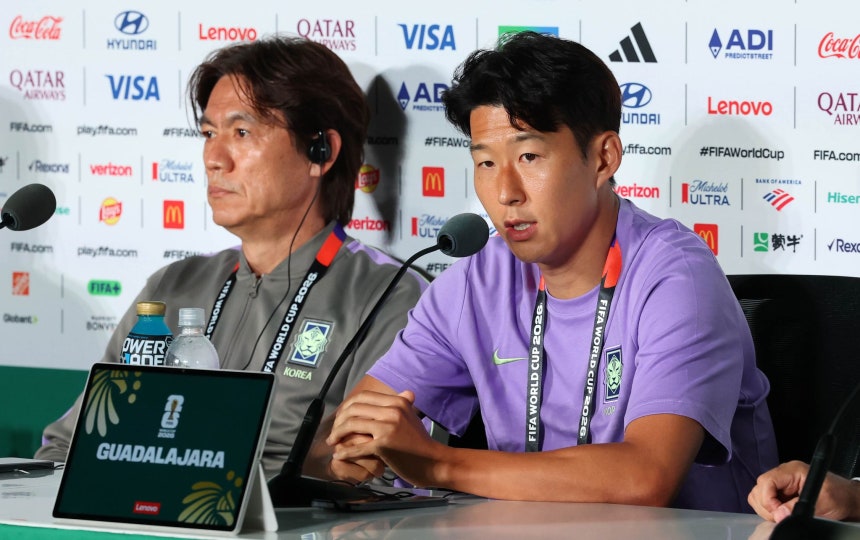 10日（現地時間）、北中米W杯チェコ戦を控えて公式記者会見をする韓国代表の孫興慜（ソン・フンミン、左）と洪明甫（ホン・ミョンボ）監督 カン・ジョンヒョン記者