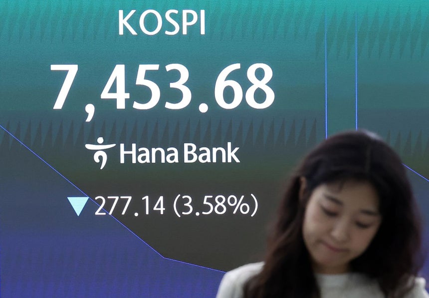 11日、ソウル中区（チュング）ハナ銀行本店のディーリングルーム ［ニュース1］