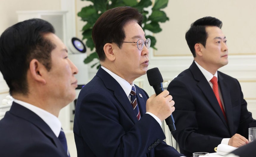4月、与党・野党・政府民生経済協議体会談を行った（左側から）共に民主党の鄭清来（チョン・チョンレ）代表、李在明（イ・ジェミョン）大統領、国民の力の張東赫（チャン・ドンヒョク）代表 ［聯合ニュース］
