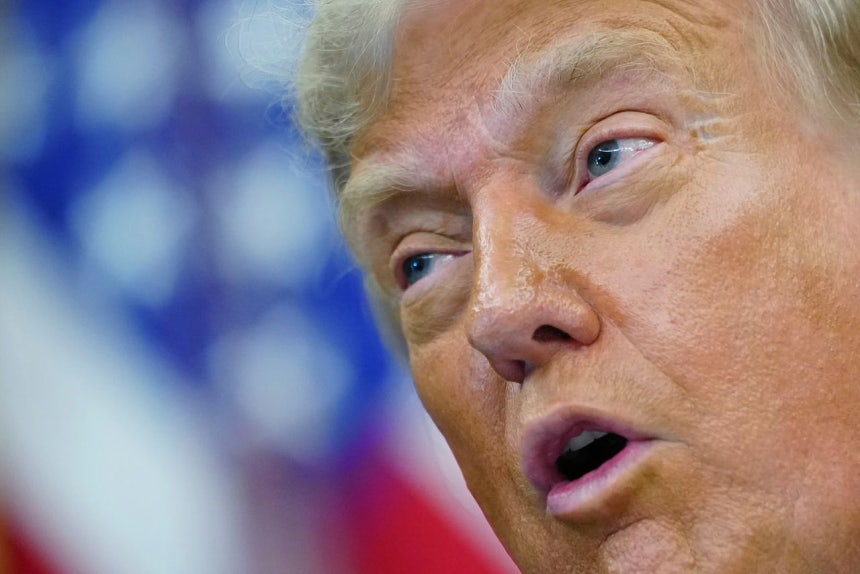 トランプ米大統領が10日、ホワイトハウスで記者らとイラン戦争の状況について話している。［写真 AP＝聯合ニュース］