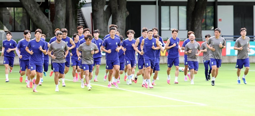 2026年北中米ワールドカップ（W杯）チェコとのグループリーグ初戦を翌日に控えた10日（現地時間）、韓国代表の選手たちがメキシコ・グアダラハラのチバス・バジェ・ベルデ・ベースキャンプで練習している。カン・ジョンヒョン記者