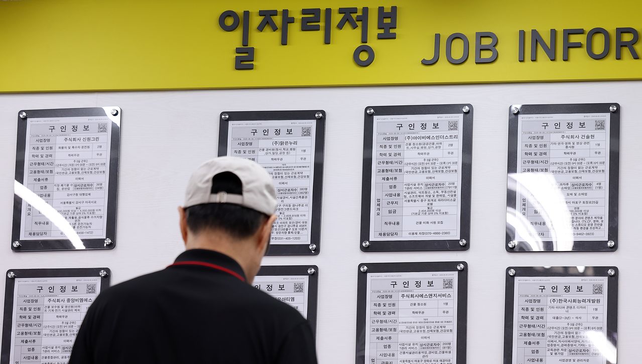 先月の就業者数は前年同月比で4万人減少し、1年5カ月ぶりに減少へと転じた。半導体業界がかつてない好況を迎える中でも、中東戦争の長期化により製造業の雇用は急減した。写真は同日、ソウル市麻浦区（マポグ）のソウル西部雇用福祉プラスセンターにある求人情報掲示板の様子。［ニュース1］