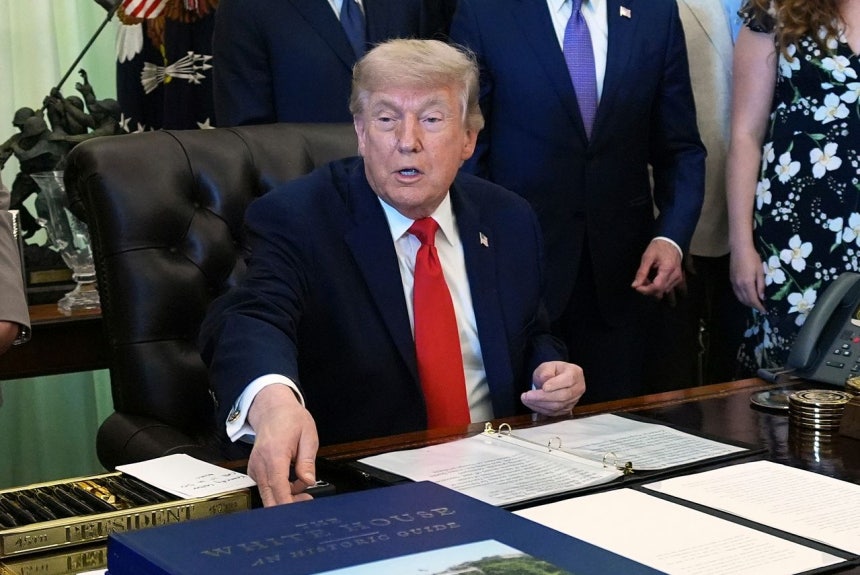ドナルド・トランプ米大統領が11日（現地時間）、ワシントンDCのホワイトハウス執務室で開かれた布告文署名式で発言している。［AP＝聯合ニュース］
