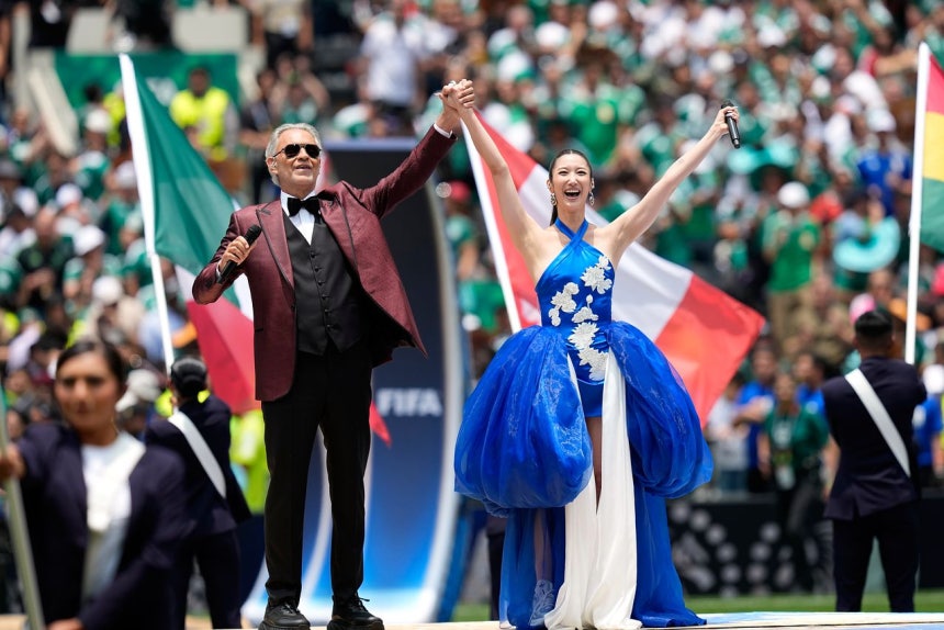  W杯テーマ曲を歌ったイジェ（右）。AP＝聯合ニュース
