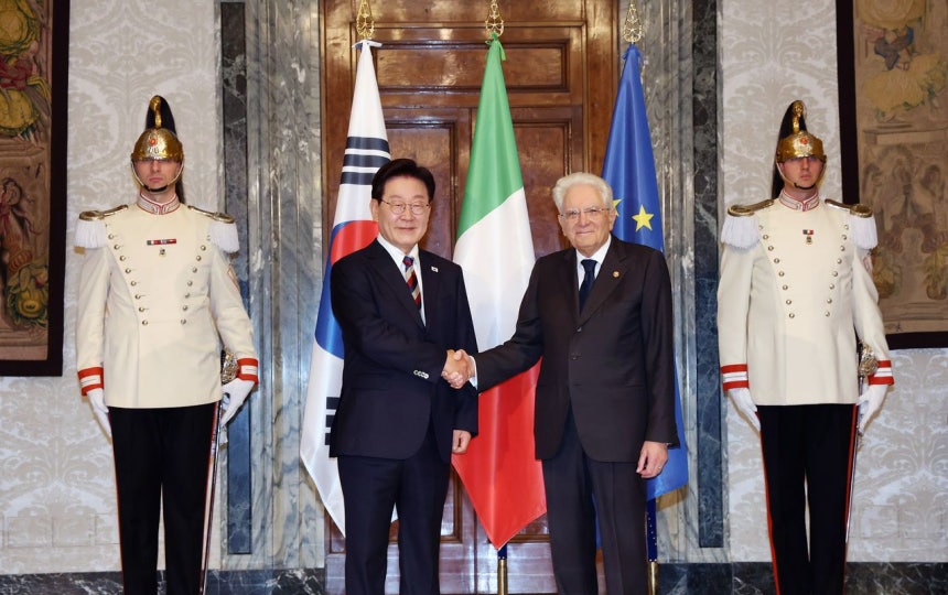 11日（現地時間）、ローマ大統領官邸で握手する李在明（イ・ジェミョン）大統領とマッタレッラ伊大統領 チョン・ミンギュ記者