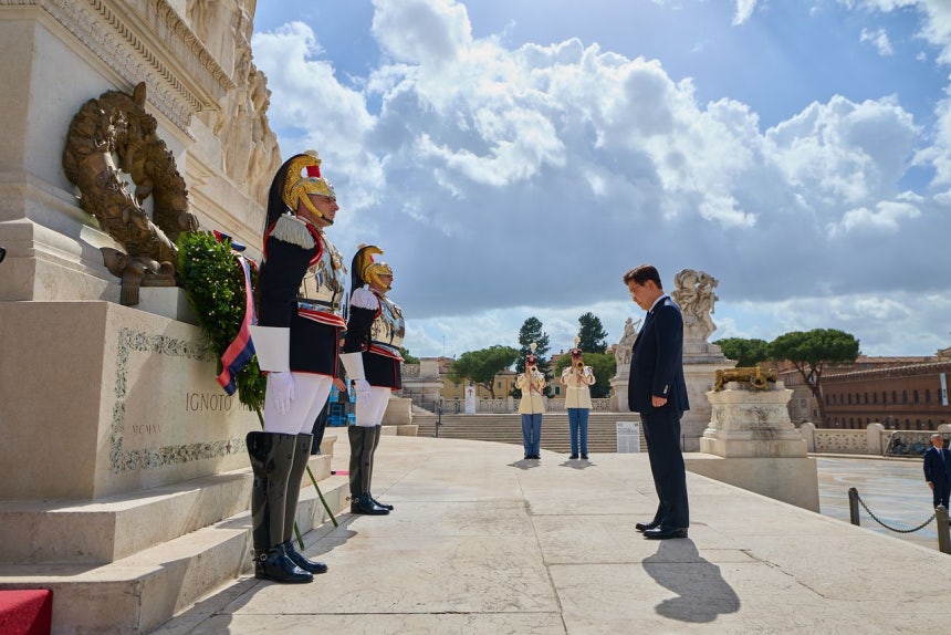 イタリアを国賓訪問中の韓国の李在明（イ・ジェミョン）大統領が11日（現地時間）、ローマの無名戦士の墓で献花後に黙祷（もくとう）を捧げている。聯合ニュース