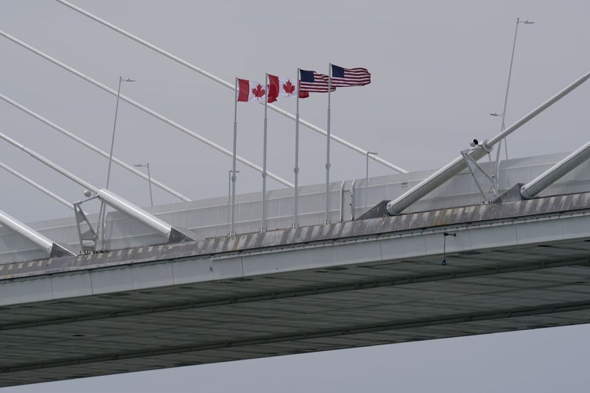 ゴーディ・ハウ国際橋に掲げられた米国とカナダの国旗。［AP＝聯合ニュース］