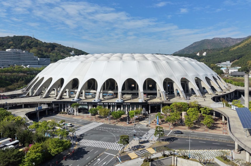 6月12～13日に「BTSワールドツアー IN 釜山（プサン）」公演が開催される、釜山・社稷（サジク）アジアード主競技場一帯の全景。ソン・ボングン客員記者