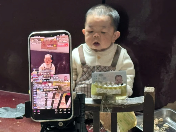 身長66センチの25歳中国人男性・王軍明さん。［写真 SNS］