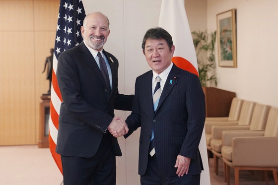 茂木敏充外相（右）とハワード・ラトニック米商務長官。中央フォト