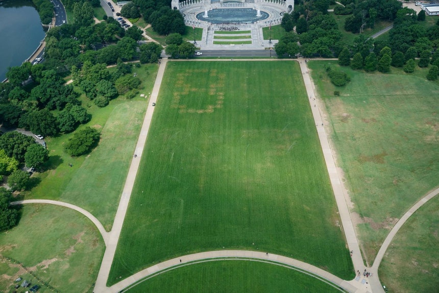 11日（現地時間）、米首都ワシントンD．C．のナショナル・モールの芝生の様子。ドナルド・トランプ米大統領の反対スローガンとされる「8647」が大型の標識のような形で発見され、当局が調査に乗り出した。ロイター＝聯合ニュース