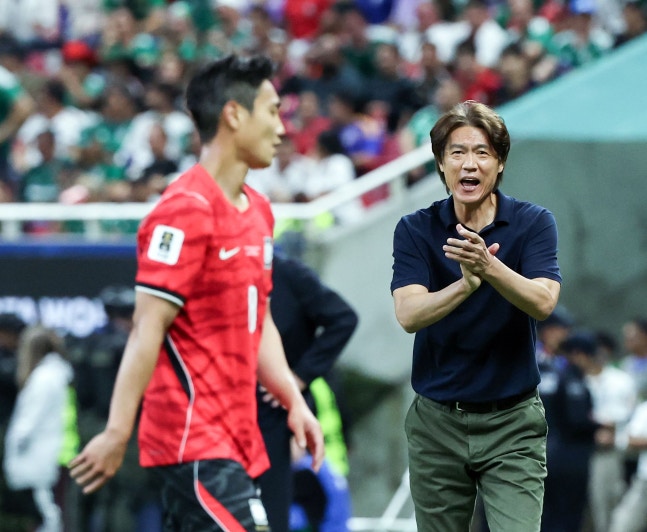 チェコ代表に逆転勝利し、指揮官としてW杯本大会で初白星を挙げた韓国代表の洪明甫（ホン・ミョンボ）監督 ［聯合ニュース］