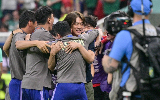チェコ戦を勝利で終えた直後、コーチングスタッフと感激の抱擁をする洪明甫監督  カン・ジョンヒョン記者