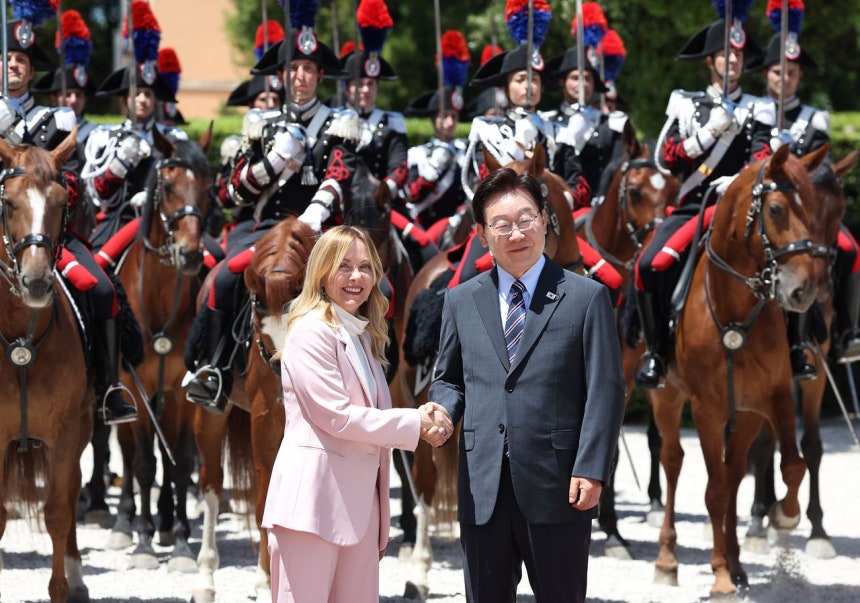 イタリアを国賓訪問中の李在明（イ・ジェミョン）大統領とメローニ首相が12日（現地時間）、ローマ迎賓館で開かれた首相主催の歓迎式で写真撮影をしている。 チョン・ミンギュ記者