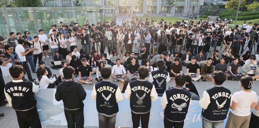 10日、ソウルの延世大学生会館の前で総学生会の学生らが「投票用紙不足事態」に関連して時局宣言をしている。 ウ・サンジョ記者