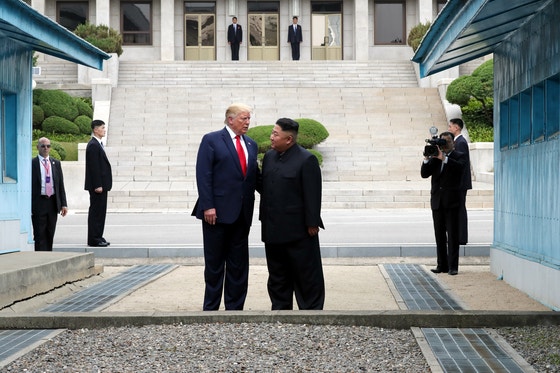 2019年6月30日に行われた板門店での朝米首脳会談でトランプ大統領と金正恩国務委員長が話している。［写真 青瓦台写真記者団］