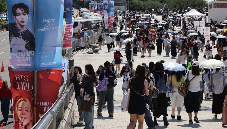 13日、BTSワールドツアー公演が開かれる釜山のアシアードスタジアム周辺が世界から集まったファンでにぎわっている。ソン・ボングン客員記者