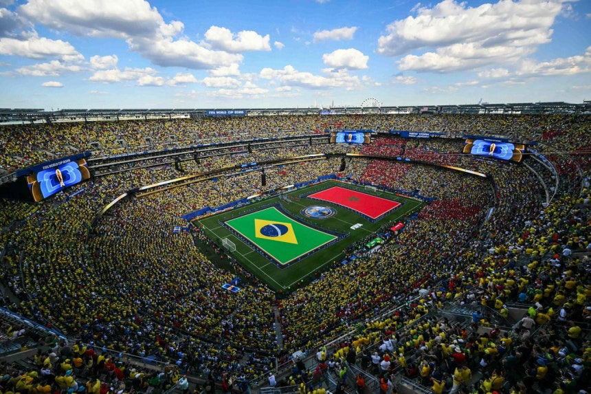 14日、北中米ワールドカップ（W杯）C組のブラジル対モロッコ戦で、観客席を埋め尽くしたサッカーファンたち。優勝候補のブラジルは苦しい試合の末、1－1で引き分けた。［AFP＝聯合ニュース］