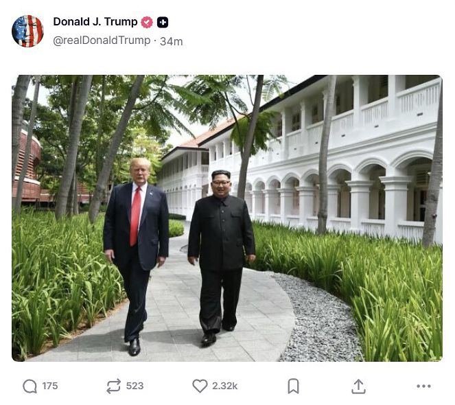 13日（現地時間）、トランプ氏がトゥルース・ソーシャルに掲載した2018年の金正恩（キム・ジョンウン）北朝鮮国務委員長との会談時の写真。［写真 トゥルース・ソーシャル］