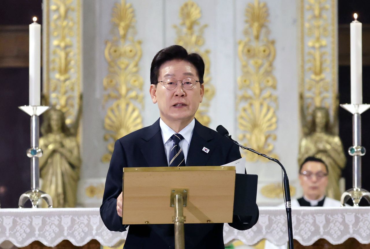 韓国の李在明（イ・ジェミョン）大統領が14日（現地時間）、イタリア・ローマの聖パウロ大聖堂で開かれた「平和と連帯のための特別ミサ」で演説している。チョン・ミンギュ記者