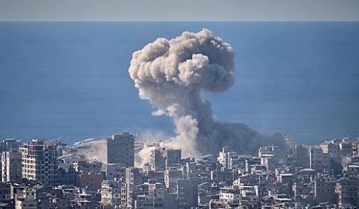 3月9日、イスラエル軍の空爆後、煙が立ち上るベイルート南部ダーヒエ地区。AP＝聯合ニュース