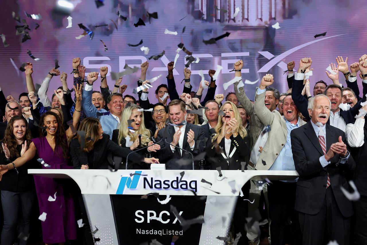  12日、ナスダック上場を祝うスペースX関係者ら。［写真 ロイター＝聯合ニュース］