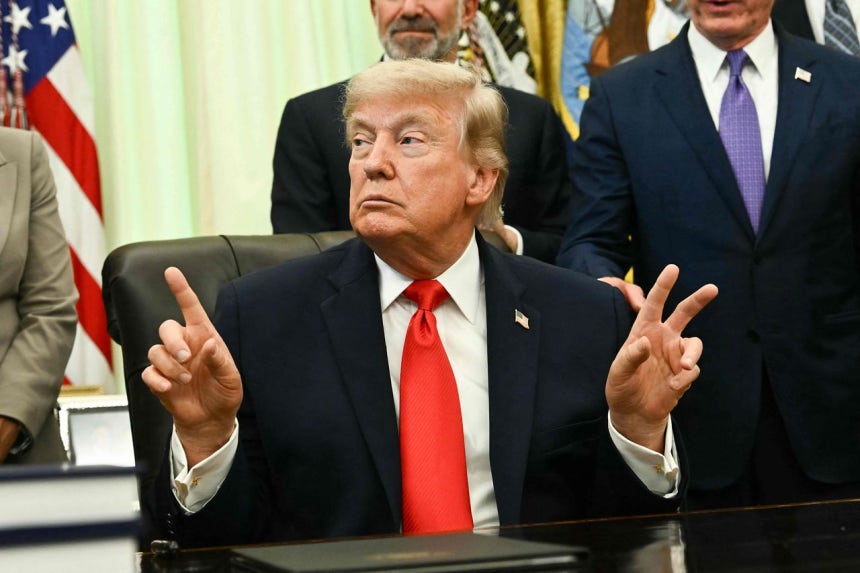 ドナルド・トランプ米大統領が11日（現地時間）、ホワイトハウスでイラン戦争について言及している。トランプ大統領は14日、イランとの終戦案署名が行われる可能性に重きを置く一方、この日午前にレバノンを空爆したイスラエルのベンヤミン・ネタニヤフ首相を激しく非難した。AFP＝聯合ニュース
