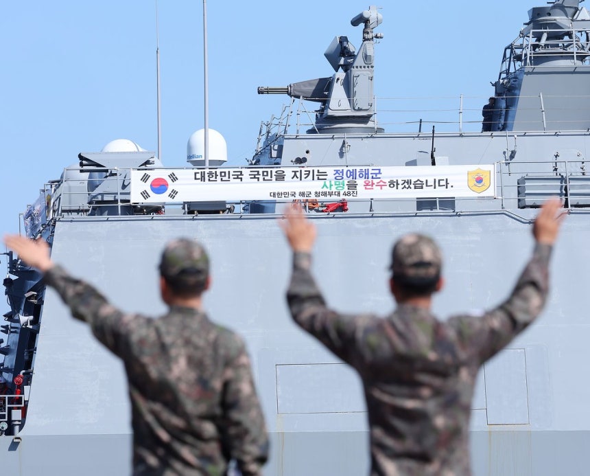 先月15日、釜山作戦基地で開かれた清海部隊第48陣「王建」の出港歓送式で「王建」が将兵の歓送を受けながら出港している。清海部隊第48陣は派兵期間中、アデン湾海域の一帯で任務を遂行するが、国会の同意を得てホルムズ海峡まで作戦範囲を広げる可能性も提起されている。 ［聯合ニュース］
