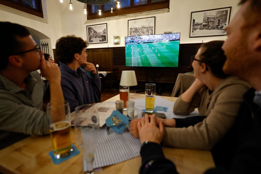  サッカー・ワールドカップでビール消費が増加している。ドイツのミュンヘンでW杯開幕戦を見る市民がビールを飲んでいる。［写真 EPA＝聯合ニュース］