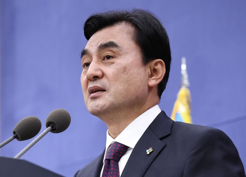 10日午後、ソウル竜山国防部で国軍防諜司令部解体および機能改編計画を発表する安圭佰（アン・ギュベク）国防部長官 ［ニュース1］