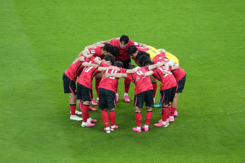 11日午後（現地時間）、北中米W杯グループリーグA組初戦のチェコ戦で韓国代表選手が円陣を組んでいる。 ［AP＝聯合ニュース］