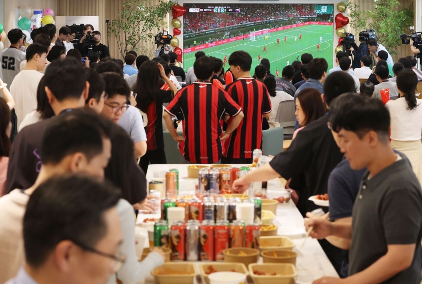 12日、ソウルのGSタワーでGSリテールの社員らがワールドカップの韓国戦を見ている。［写真 聯合ニュース］