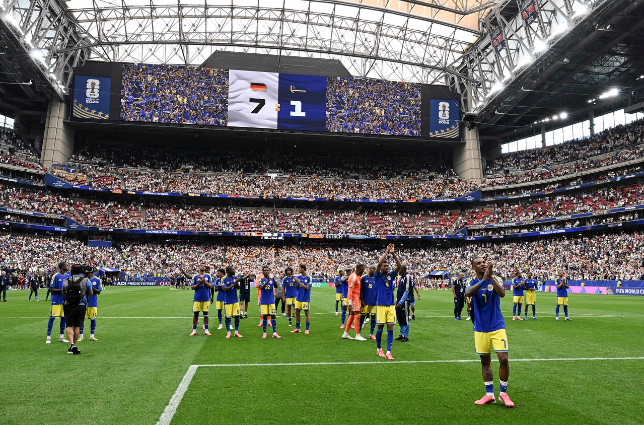 ドイツがワールドカップ（W杯）デビュー戦を戦ったカリブ海の島国キュラソーを7－1で下し、初白星を挙げた。スコアボードに試合結果が表示される中、キュラソーの選手たちが拍手を受けている。新華社通信＝聯合ニュース