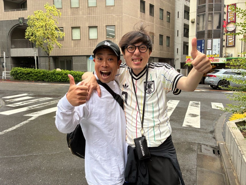 日本代表がW杯初戦でオランダ代表と2－2で引き分けた15日午前、東京渋谷で応援を終えて喜びのポーズを見せる真栄城将さんと桃原優樹さん。「日本と韓国がともに勝ってうれしい」と語った。 ユ・ソンウン記者