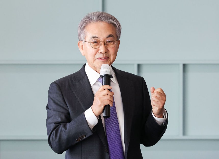 「韓日国交正常化60周年の再照明と新たな展望」をテーマとする2026年現代日本学会春季学術会議が12日午後、ソウル大学国際大学院で開かれた。会議後に続いて行われた維民ホールでの行事で、洪錫肇（ホン・ソクジョ）理事長は「先代（洪鎮基先生）は、小さな国であればあるほど国際法を理解する人材が必要だと強調していた」と語った。ウ・サンジョ記者。