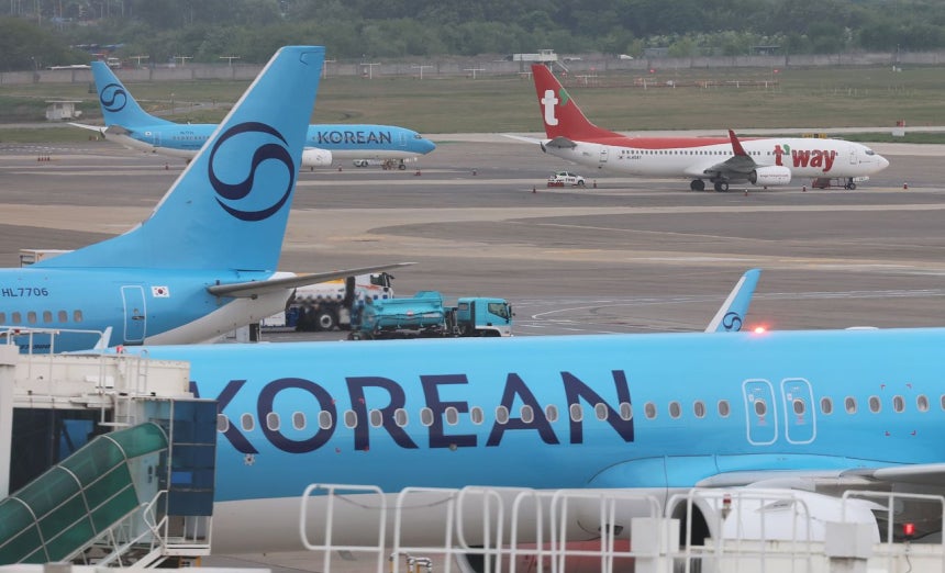 金浦空港の滑走路で離陸を準備する旅客機。［写真 ニュース1］
