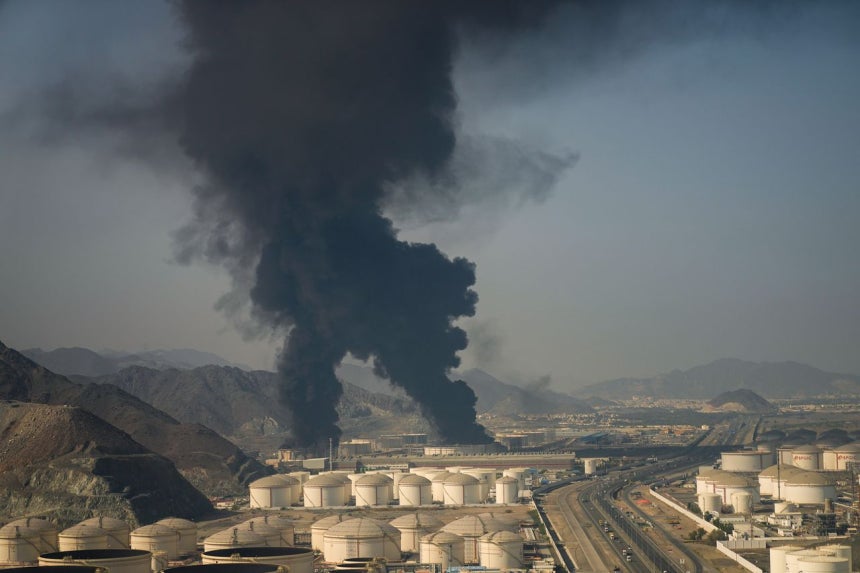 3月にイランがドローンで空爆したアラブ首長国連邦フジャイラの石油施設から煙が立ち上っている。［写真 AP＝聯合ニュース］