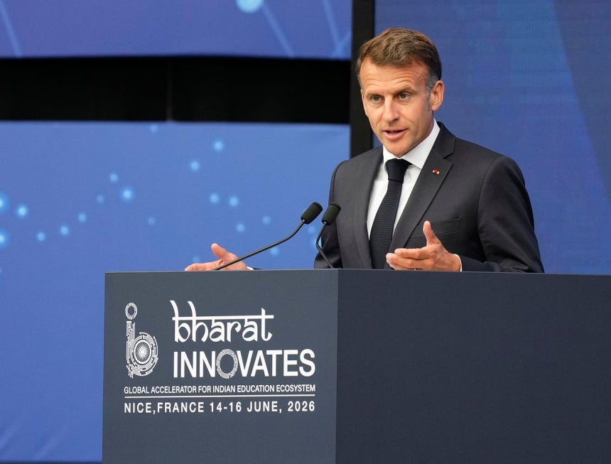 14日、フランス南部ニースで演説するマクロン仏大統領 ［AP＝聯合ニュース］