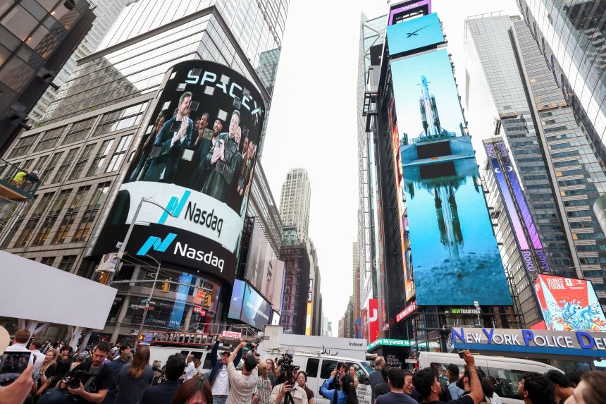 スペースXのナスダック上場を記念する電光掲示板。［写真 EPA＝聯合ニュース］