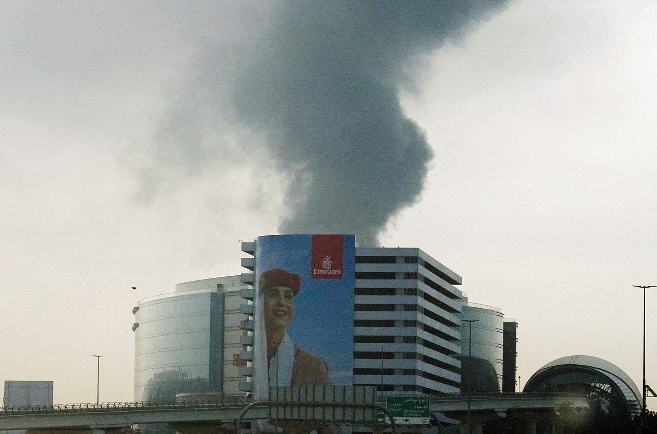 3月16日、アラブ首長国連邦（UAE）ドバイ国際空港付近の燃料貯蔵施設がドローン攻撃を受け、黒い煙が立ち上っている。［ロイター＝聯合ニュース］