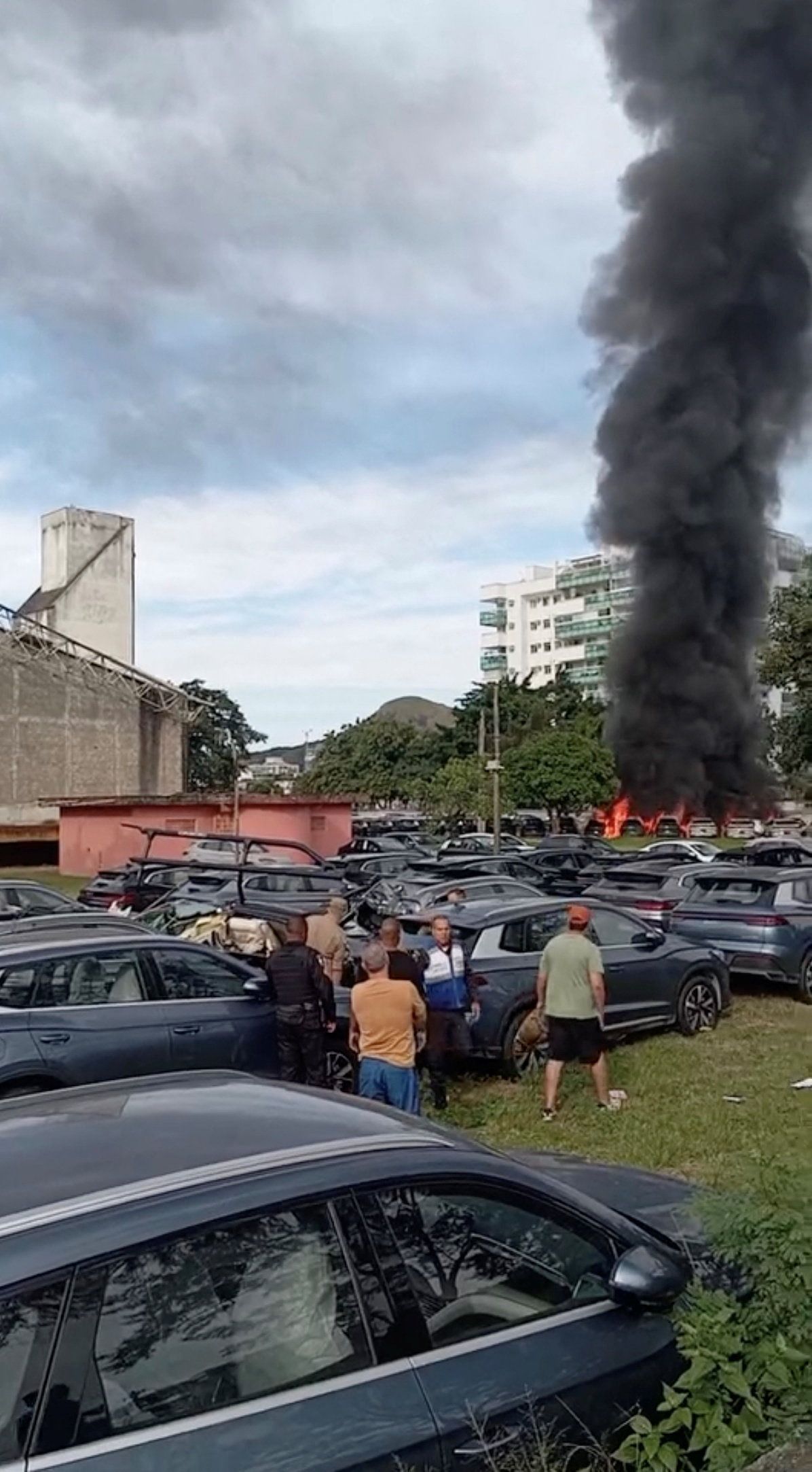 ブラジルのリオデジャネイロで14日、ヘリコプター2機が空中で衝突した後、煙が立ち上っている。［写真 ロイター＝聯合ニュース］