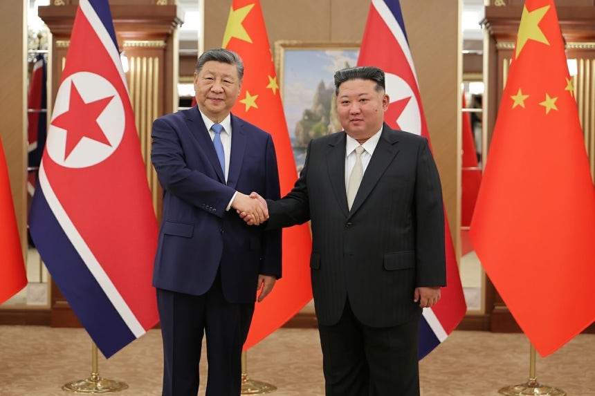 8日、北朝鮮平壌（ピョンヤン）で首脳会談を行った中国の習近平主席（左）と北朝鮮の金正恩（キム・ジョンウン）国務委員長 ［労働新聞＝ニュース1］
