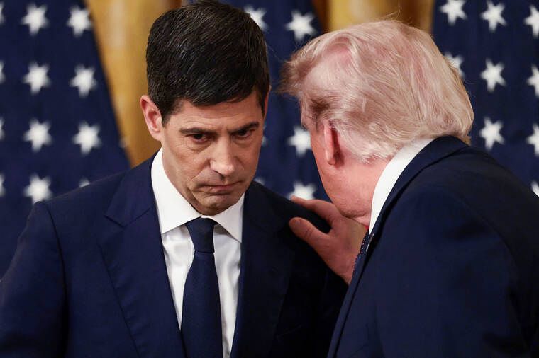 FRBのウォーシュ議長（左）が5月の就任式でトランプ米大統領の話を聞いている。［写真 ロイター＝聯合ニュース］