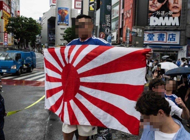  旭日旗を掲げて街頭応援をする日本のサッカーファン。［写真 徐坰徳（ソ・ギョンドク）誠信（ソンシン）女子大学教授フェイスブック　キャプチャー］