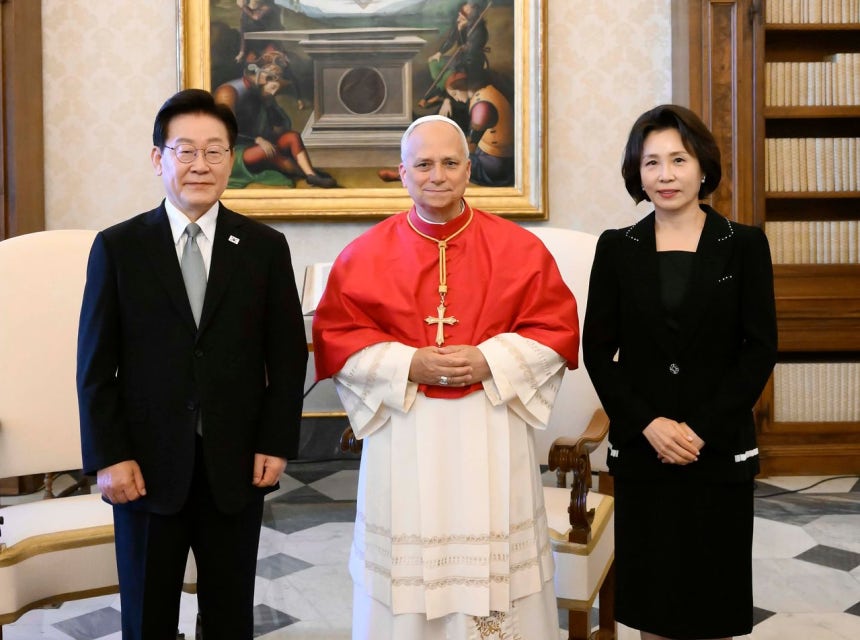 李在明大統領夫妻と教皇レオ14世が15日、教皇庁での面談に先立ち記念撮影をしている。［写真 聯合ニュース］